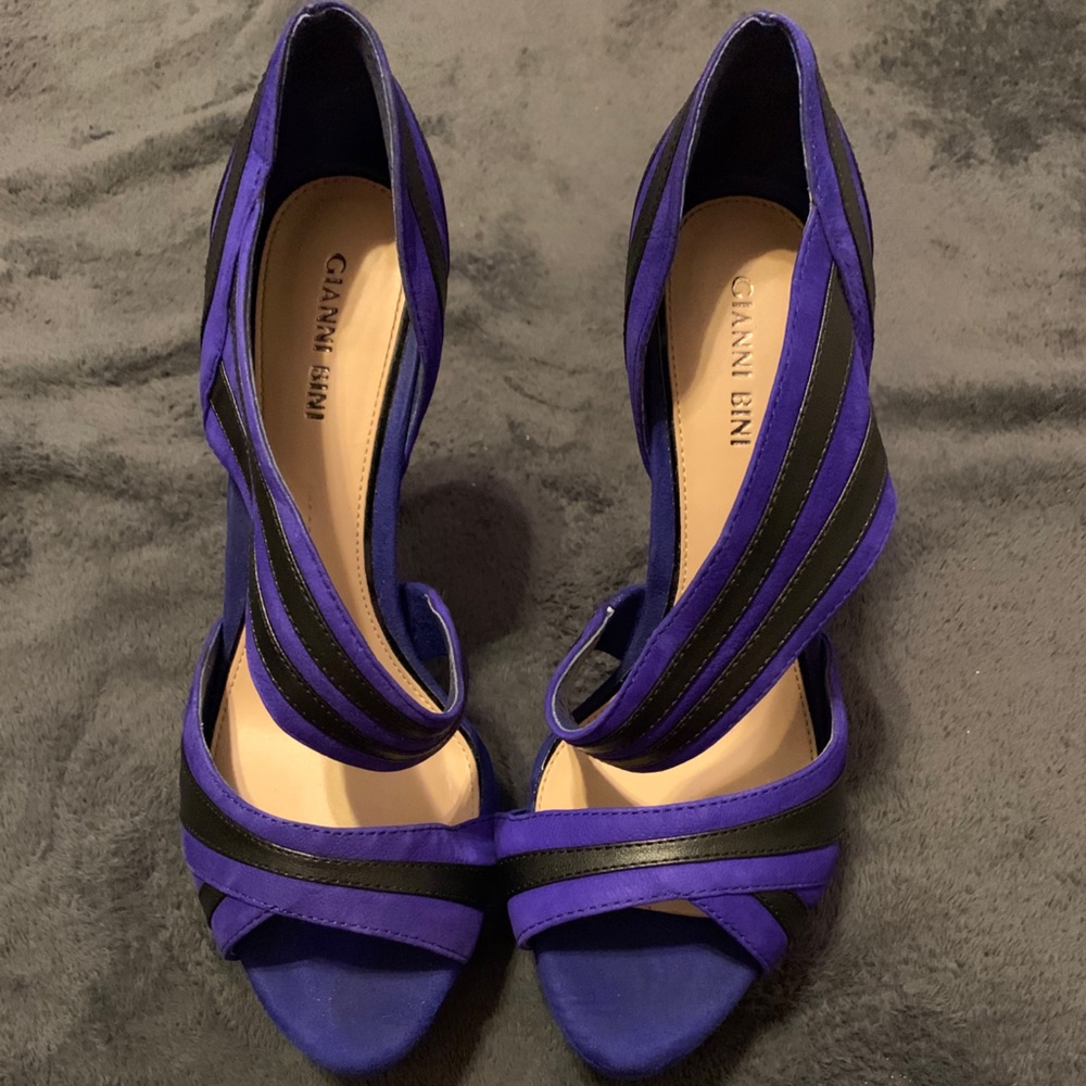 Purplish blue pumps